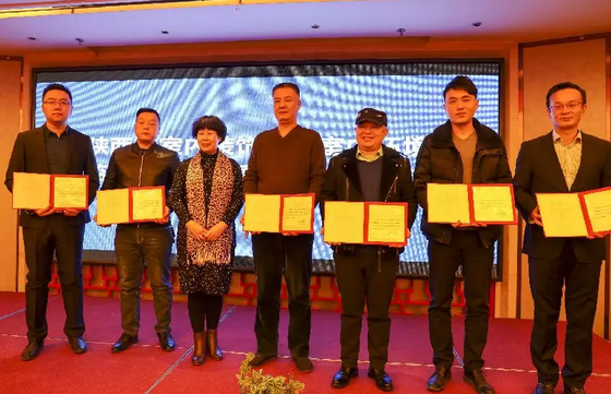 賀會(huì)長(zhǎng)為凈化委主任、副主任、秘書(shū)長(zhǎng)頒發(fā)證書(shū)